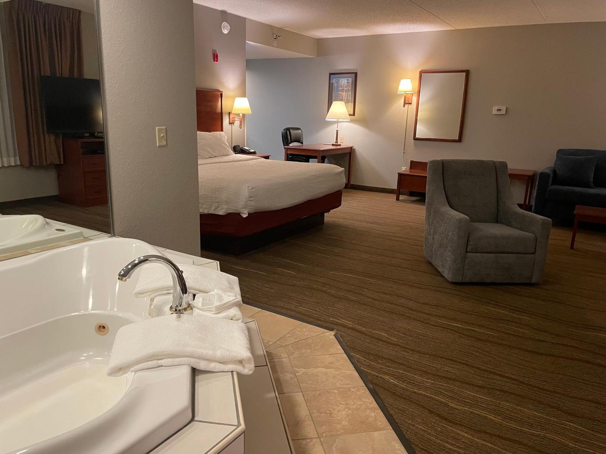 Executive King Studio Suite with Lake View - Non-Smoking